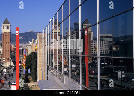 Avenida Reina Maria Cristina et Barcelone bâtiment juste - Barcelone - Espagne Banque D'Images