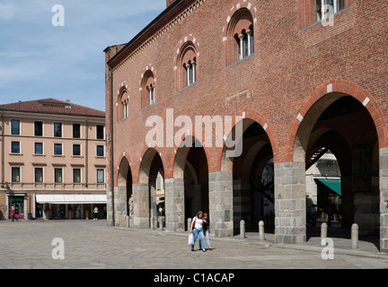 Scène de rue et palais Arengario à piazza Roma, Monza - Brianza - Lombardia - Italie Banque D'Images