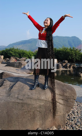 Huit pieds de long Cheng Shiqun, cheveux de Yunyang, Chine, montre son étonnant de huit pieds de long (2,5 mètres) les cheveux. Cheng Banque D'Images