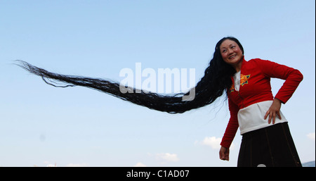 Huit pieds de long Cheng Shiqun, cheveux de Yunyang, Chine, montre son étonnant de huit pieds de long (2,5 mètres) les cheveux. Cheng Banque D'Images