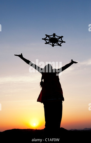 Silhouette fille indienne jetant un symbole d'un monde, l'unité et de l'humanité dans l'air. L'Inde Banque D'Images