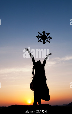 Silhouette fille indienne jetant un symbole d'un monde, l'unité et de l'humanité dans l'air. L'Inde Banque D'Images