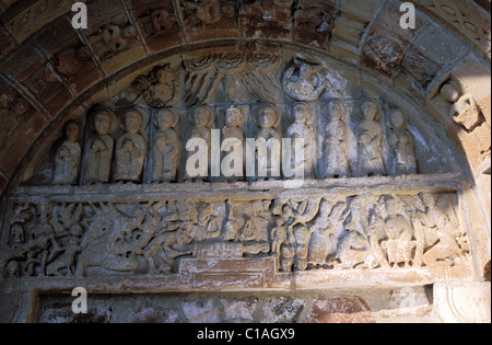 La France, l'Aveyron, vallée du Lot, un 11e siècle église romaine tympan à Espalion Banque D'Images