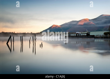 La première lumière sur le lac Derwentwater Cumbria District Banque D'Images