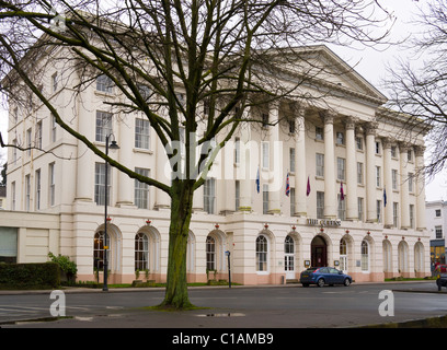 Queen's Hotel, Cheltenham, Gloucestershire, Angleterre, Royaume-Uni. Construit dans les années 1830, c'était le premier hôtel d'Europe Banque D'Images