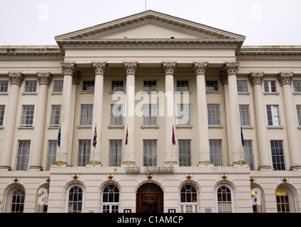 Queen's Hotel, Cheltenham, Gloucestershire, Angleterre, Royaume-Uni. Construit dans les années 1830, c'était le premier hôtel d'Europe Banque D'Images