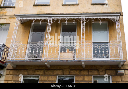 Véranda en fer forgé sur maison de ville géorgienne à Cheltenham, Royaume-Uni. Banque D'Images