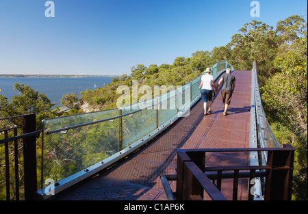 Les gens qui marchent sur Lotterywest Federation Walkway à King's Park, Perth, Western Australia, Australia Banque D'Images