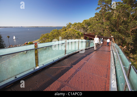 Les gens qui marchent sur Lotterywest Federation Walkway à King's Park, Perth, Western Australia, Australia Banque D'Images