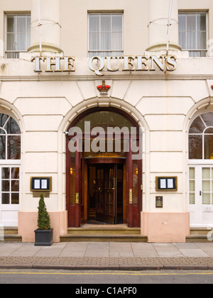 Entrée principale de l'hôtel Queen's (1837), Cheltenham, Gloucestershire, Angleterre, Royaume-Uni. Banque D'Images