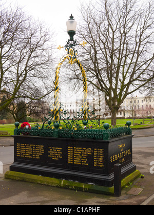 Mémorial de la guerre de Crimée, de la promenade, Cheltenham, Gloucestershire, Royaume-Uni. Il était à l'origine surmontée d'un fusil pris à Sébastopol Banque D'Images