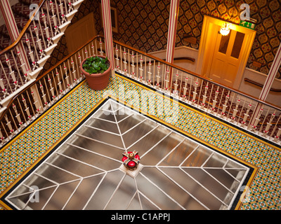 Atrium intérieur et escalier, Queen's Hotel (1838), Cheltenham, Gloucestershire, Angleterre, Royaume-Uni. Banque D'Images