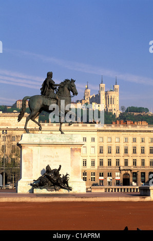 France, Rhône, Lyon, statue équestre de Louis XIV sur la place Bellecour et de Notre dame de Fourvière en arrière-plan Banque D'Images