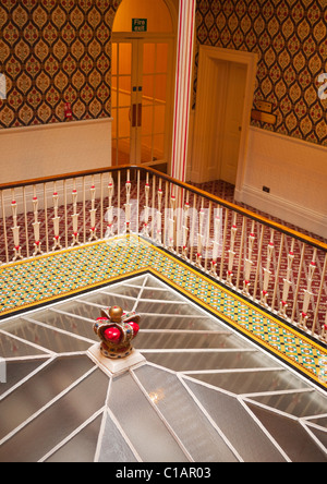 Atrium intérieur et escalier, Queen's Hotel (1838), Cheltenham, Gloucestershire, Angleterre, Royaume-Uni. Banque D'Images