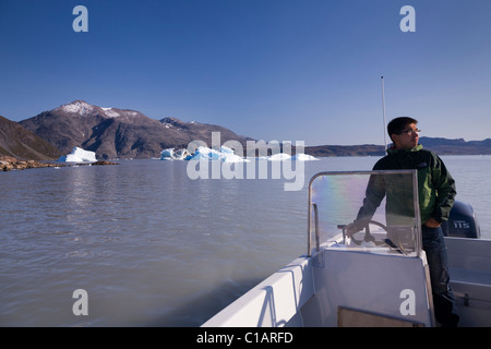 L'homme sur son bateau, à proximité de la ferme, le sud du Groenland Inneruulalik Banque D'Images