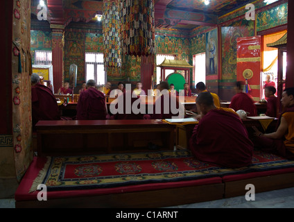 Les moines bouddhistes l'adoration de l'antique int au Stupa Boudhanath Katmandou Népal Asie Banque D'Images