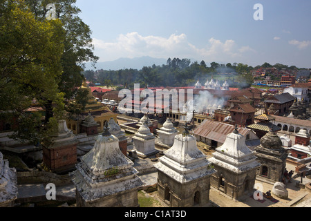 La crémation de Pashupatinath site sur la rivière Bagmati, Katmandou, Népal, Asie Banque D'Images