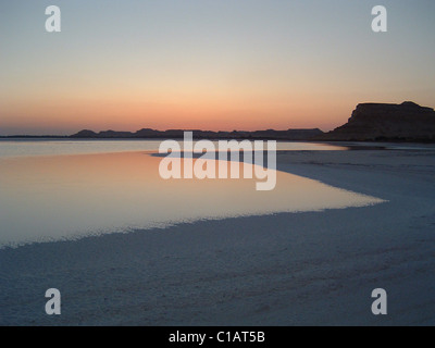 Le lac à l'oasis de Siwa, une oasis isolée dans le nord-ouest de la zone centrale de l'Égypte désert du Sahara. Banque D'Images