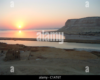 Le lac à l'oasis de Siwa, une oasis isolée dans le nord-ouest de la zone centrale de l'Égypte désert du Sahara, près de la ville de Shali en pisé Banque D'Images