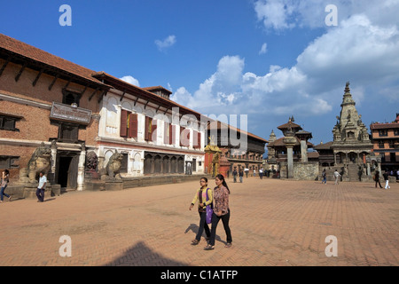 Les jeunes femmes népalaises cross Durbar Square dans le site du patrimoine mondial de l'UNESCO, ville de Bhaktapur, Vallée de Kathmandou, Népal, Asie Banque D'Images