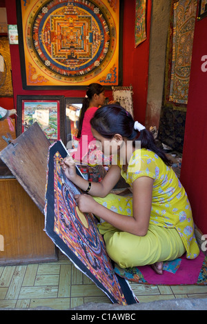 Les jeunes filles, Thangka peinture peintures bouddhistes tibétains traditionnels, Bhaktapur, site du patrimoine mondial de l'UNESCO, la vallée de Katmandou, N Banque D'Images