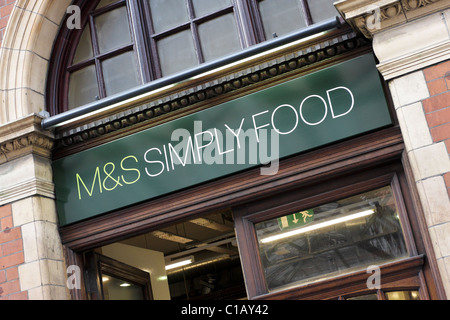 M&S SIMPLY FOOD signe au-dessus de l'entrée principale de leur magasin à Marylebone, Londres. Banque D'Images