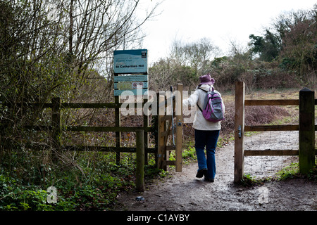 Walker en passant par gate à St Catherines Hill, Winchester Banque D'Images