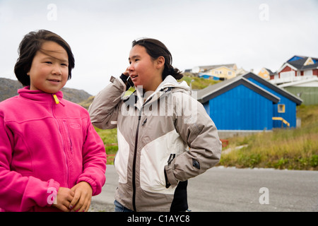 Les filles de parler sur un téléphone mobile. Qaqortoq (Julianehåb), le sud du Groenland Banque D'Images