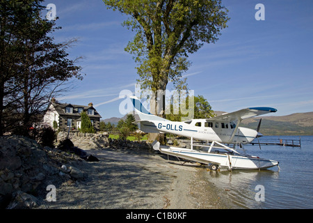 Sealplane Cessna stationné, mouillée, ou échoué sur le Loch Lomond Banque D'Images