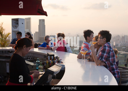 Coucher de boissons au bar sur le toit de l'hôtel Marina Bay Sands SkyPark - 200 mètres au-dessus de la ville. Marina Bay, Singapour Banque D'Images