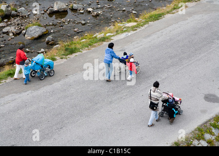 La Marche des femmes avec leurs enfants. Qaqortoq (Julianehåb), le sud du Groenland Banque D'Images