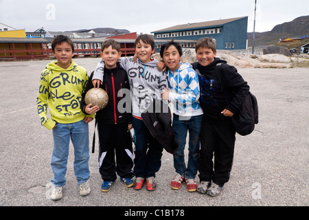 École des garçons jouant au football. Qaqortoq (Julianehåb), le sud du Groenland Banque D'Images