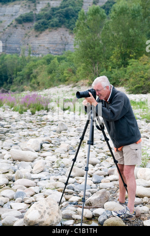 L'homme de prendre des photographies dans une rivière (l'Ardèche, France) Banque D'Images