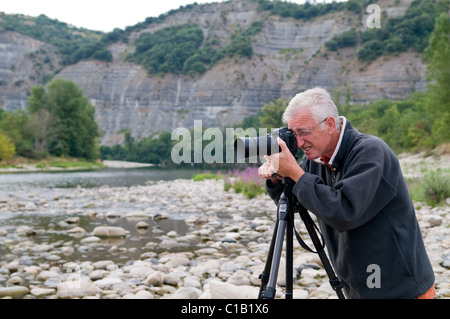 L'homme de prendre des photographies dans une rivière (l'Ardèche, France) Banque D'Images