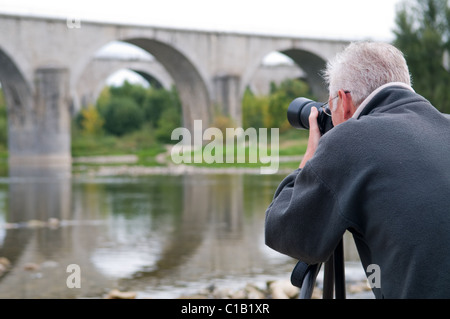 L'homme de prendre des photographies dans une rivière (l'Ardèche, France) Banque D'Images