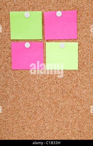 Notes autocollantes vierges épinglée sur le liège memo board en libre Banque D'Images