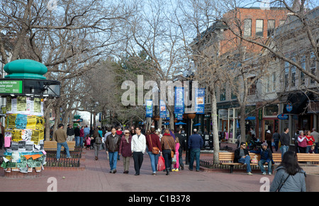 Boulder, Colorado - Le Pearl Street Mall, un populaire centre commercial piétonnier de quatre pâtés de maisons du centre-ville de Boulder. Banque D'Images