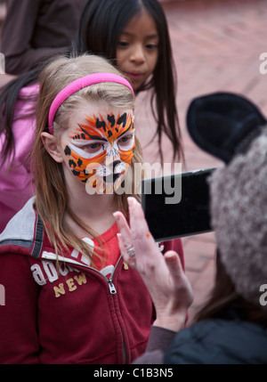 Boulder, Colorado - une fille obtient son visage peint sur le Pearl Street Mall Banque D'Images