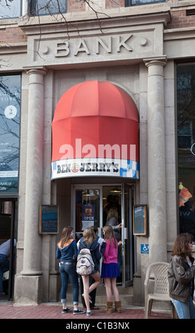 Un bank building, converti en un Ben & Jerry's ice cream parlour Banque D'Images
