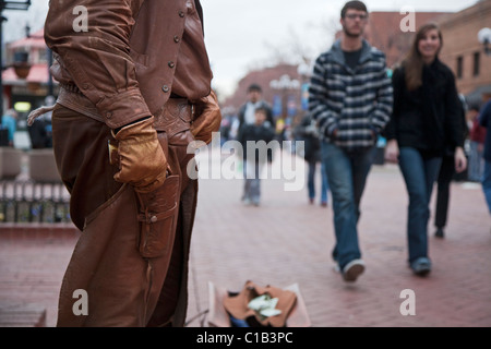 Boulder, Colorado - un artiste de rue habillé comme un vieux flingueur ouest sur le Pearl Street Mall Banque D'Images