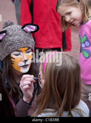 Boulder, Colorado - une fille obtient son visage peint sur le Pearl Street Mall Banque D'Images