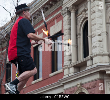 Boulder, Colorado - un artiste de rue sur le Pearl Street Mall, un populaire centre commercial piétonnier de quatre pâtés de maisons du centre-ville de Boulder. Banque D'Images