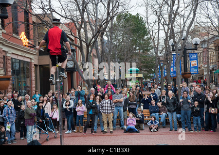 Boulder, Colorado - un artiste de rue sur le Pearl Street Mall, un populaire centre commercial piétonnier de quatre pâtés de maisons du centre-ville de Boulder. Banque D'Images