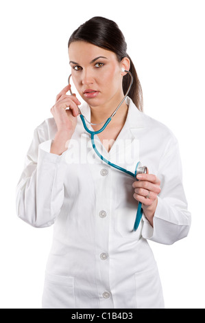 Jeune femme brune en robe blanche medica avec stéthoscope isolé sur fond blanc Banque D'Images