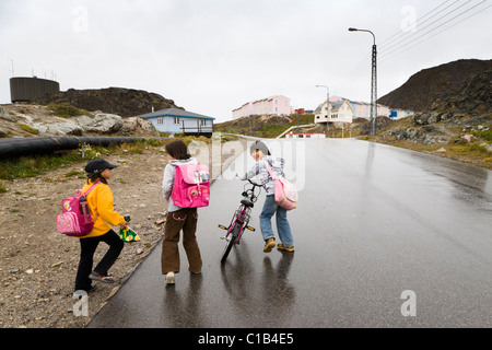 Pour aller à la maison de l'école. Qaqortoq (Julianehåb), le sud du Groenland Banque D'Images