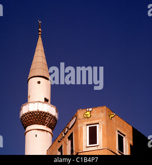 Minaret de la mosquée et de graffitis à Beyoglu Istanbul en Turquie en Moyen-Orient Asie. Ciel bleu Culture Architecture Bâtiment Voyage Inspiration urbaine Banque D'Images