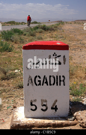 Cycliste sur route, signé pour Agadir au Maroc, l'Afrique du Nord Banque D'Images