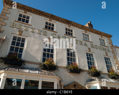 Betty's tea-rooms dans la High Street, dans le North Yorkshire, UK Northallerton Banque D'Images