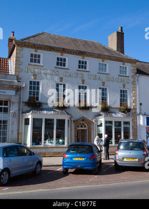 Betty's café salons de thé dans la grande rue à Northallerton North Yorkshire, UK Banque D'Images