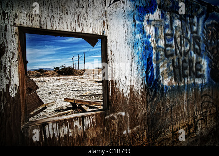 Vue du désert à travers une fenêtre cassée, Salton Sea, California, United States Banque D'Images